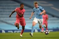 Militao, Real's best player here, in a sprint trying to dispossess Manchester City's de Bruyne in transition